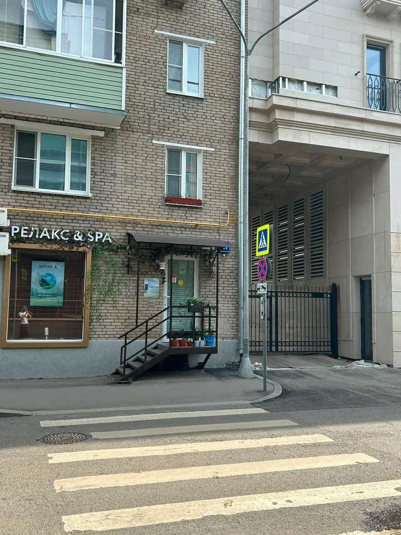 Вход в салон «Алтай» на Озерковском переулке, 11